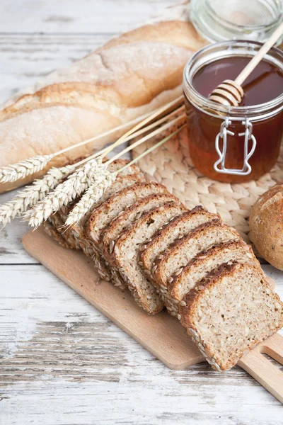 Yemek pişirmek için malzemeler, yumurta, tatlım, ekmek, un ve süt — Stok fotoğraf