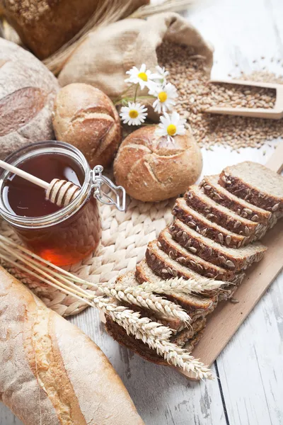 Composición con pan y panecillos — Foto de Stock