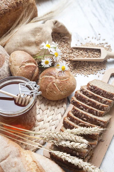 Ingredienti per cucinare, uova, miele, pane, farina e latte — Foto Stock