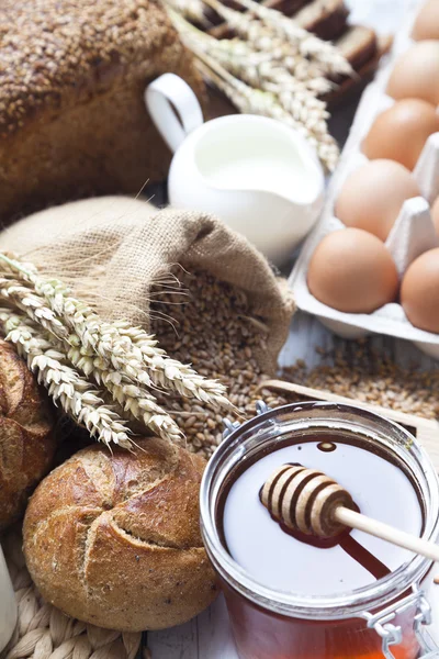 Yemek pişirmek için malzemeler, yumurta, tatlım, ekmek, un ve süt — Stok fotoğraf
