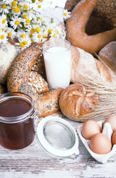 Rustik ekmek ve buğday eski vintage dalgalı ahşap masa. serbest metin alanı ile arka plan — Stok fotoğraf