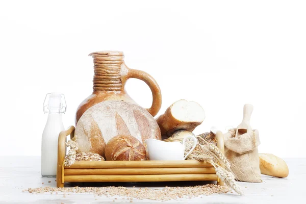 Jahrgangskrug, Brot und Samen, isoliert — Stockfoto