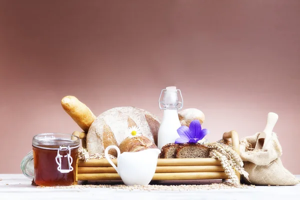Ekmek bread.various ekmek ve demet buğday kulak natürmort. — Stok fotoğraf