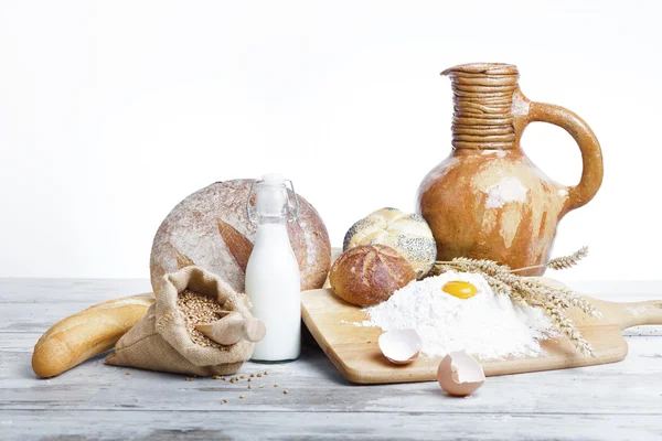 Bageri bread.various bröd och kärve av vete öron stilleben. — Stockfoto