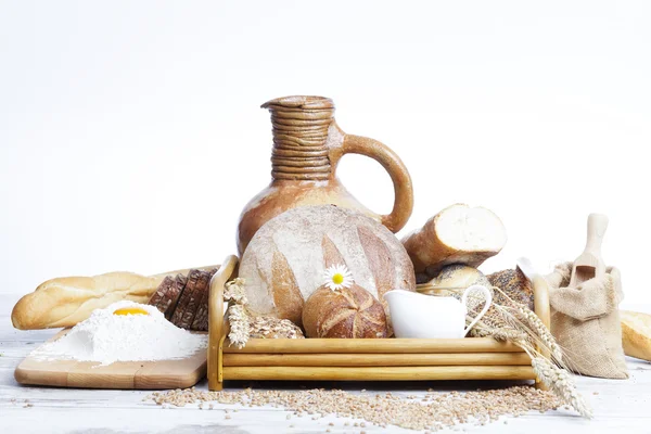 Bageri bread.various bröd och kärve av vete öron stilleben. — Stockfoto