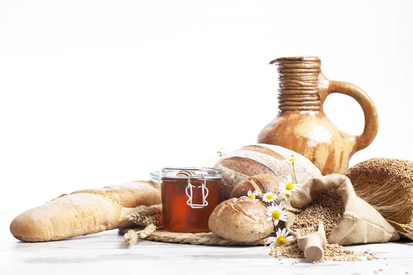 Bakkerij bread.various brood en eerstelingsgarve tarwe oren stilleven. — Stockfoto