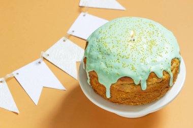 Pasta kasesi ve paskalya yumurtası kaplı paskalya pastası. Kutlama konsepti.