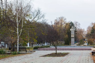 Bir şehir parkında sonbahar manzarası, Moldova 'da sonbahar.