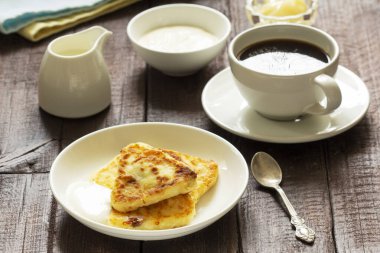 Cheesecake, kahve ve çay kahvaltısı. Sıra dışı üçgen şekilli peynirli kekler. Kırsal biçim, seçici odak.