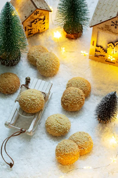 Biscuits aux noix de Noël Filbertines sur fond de branches, cônes et décorations de Noël. — Photo