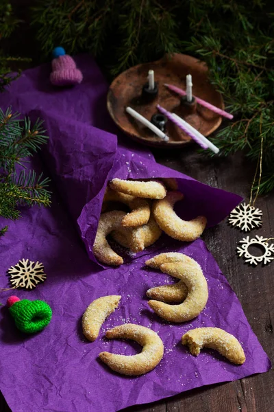 Традиционное печенье ванильного полумесяца на фиолетовом фоне. Сельский стиль. — стоковое фото