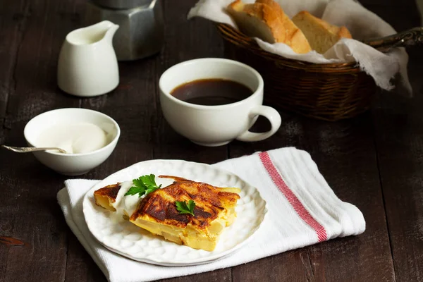 Традиційний іспанський або італійський омлет з картоплею, подається з кавою. Руський стиль. — стокове фото