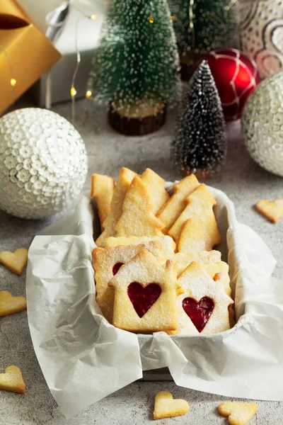 Сахарное печенье с малиновым джемом на светлом фоне. Рождество и Новый год декор. — стоковое фото
