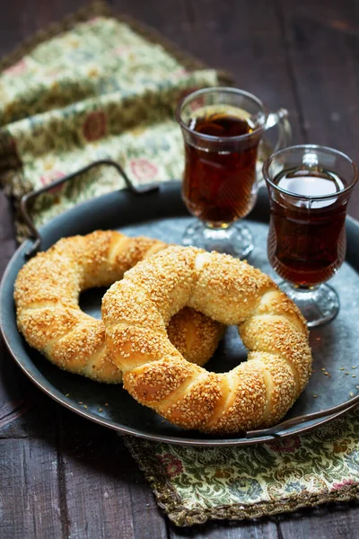 Simits turcs traditionnels servis avec du thé. Style rustique. — Photo