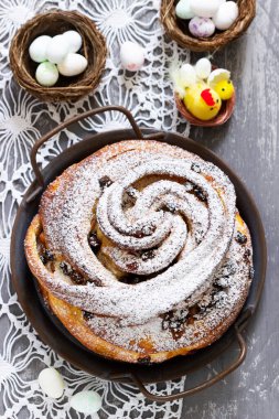 Paskalya pastası, lezzetli ve kuru meyveler ve arka planda Paskalya dekoru..