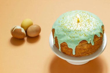 Pasta kasesi ve paskalya yumurtası kaplı paskalya pastası. Kutlama konsepti.