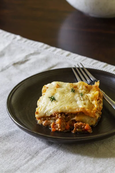 Lasagne fatte in casa con salsa bolognese e bechamel. Cucina italiana. Immagine Stock