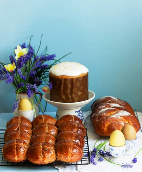 Traditionelles Ostergebäck Kreuzbrötchen Osterkuchen Und Süße Challahs Und Ostereier Selektiver Stockbild