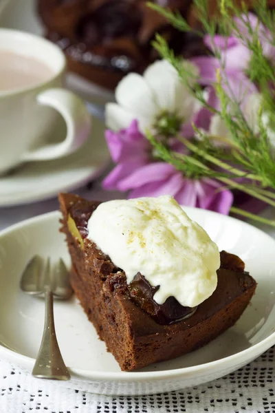 Шоколадний сливовий торт зі збитими вершками, подається з какао. русичний стиль . — стокове фото