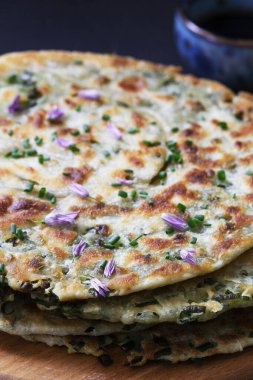 Soya soslu ev yapımı iştah açıcı soğanlı krep. Seçici odak.