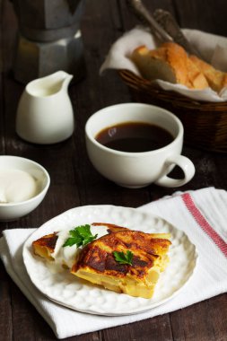 Geleneksel İspanyol ya da İtalyan omleti, patates ve kahve ile servis edilir. Kırsal biçim, seçici odak.