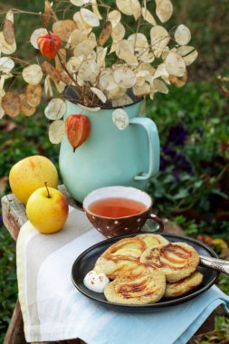 Bahçede çay ile servis edilen tam buğday elmalı krep. Kırsal biçim, seçici odak.