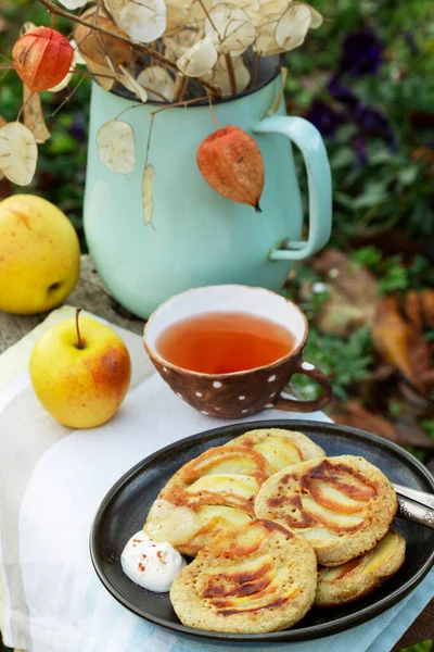 Vollkorn Apfelpfannkuchen Mit Tee Garten Rustikaler Stil Selektiver Fokus — Stockfoto