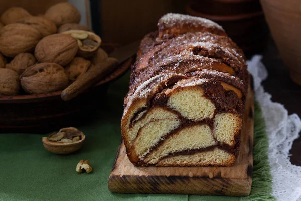 Традиційний Великодній Хліб Шоколадною Горіховою Начинкою Дерев Яному Тлі Стиль — стокове фото
