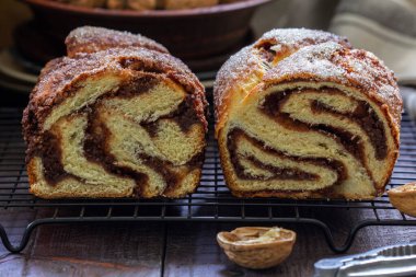 Geleneksel Paskalya ekmeği çikolatalı ve fındıklı ahşap arka planda. Kırsal biçim, seçici odak.