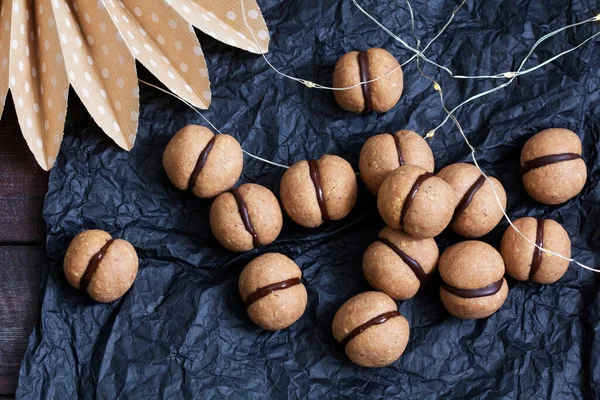 Леди Целует Традиционное Итальянское Ореховое Печенье Кофе Шоколадной Начинкой Сельский — стоковое фото