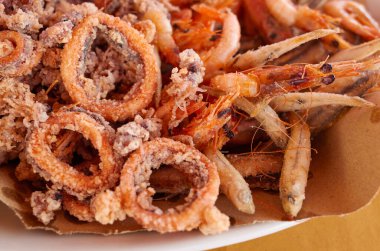 Çeşitli kızarmış balıklar, yakın çekim.