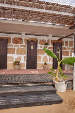 Marina di Noto, İtalya - 20 Eylül 2021: Marina di Noto plajında soyunma odaları