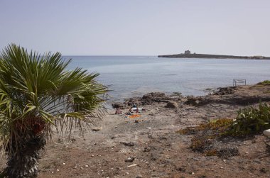 Portopalo di Capopassero, İtalya - 18 Eylül 2021: Scalo Mandrie plajı manzarası