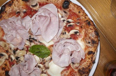 Jambonlu ve mantarlı pizza.