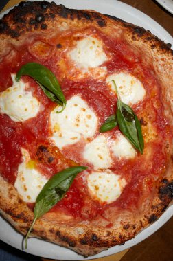 Fesleğenli pizza margherita manzarası