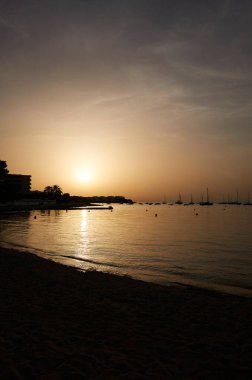 İbiza, İspanya - 16 Haziran 2022: Sant Antoni de Portmany 'de gün batımı