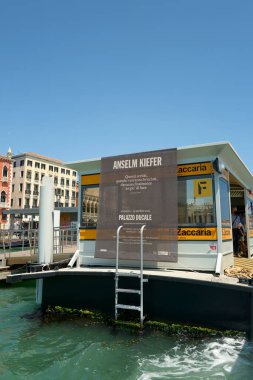 Venedik, İtalya - 31 Mayıs 2022 San Zaccaria feribot durağı manzarası