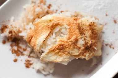 Tarçınlı pirinç ve elma püresi.