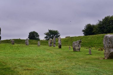 İngiltere 'nin güneybatısındaki Wiltshire' da bulunan Avebury Stone Circle Henge anıtı dünyanın en büyük tarih öncesi megalitik sahalarından biri. İngiltere, Birleşik Krallık. İngiltere.