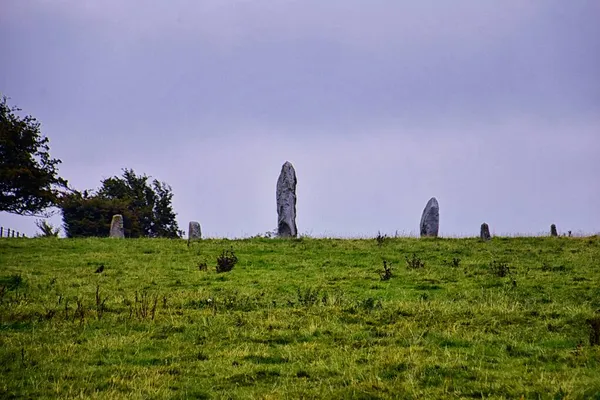 アベベリー ストーン サークル ヘンジ記念碑は イギリス南西部のウィルトシャー州にあり 世界で最も有名な先史時代の巨石遺跡の1つです イギリス イギリス イギリス — ストック写真