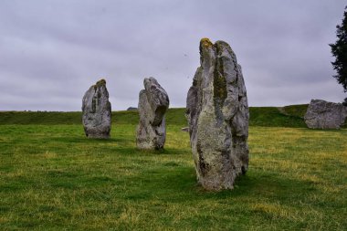İngiltere 'nin güneybatısındaki Wiltshire' da bulunan Avebury Stone Circle Henge anıtı dünyanın en büyük tarih öncesi megalitik sahalarından biri. İngiltere, Birleşik Krallık. İngiltere.