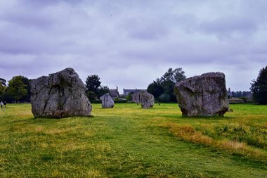 İngiltere 'nin güneybatısındaki Wiltshire' da bulunan Avebury Stone Circle Henge anıtı dünyanın en büyük tarih öncesi megalitik sahalarından biri. İngiltere, Birleşik Krallık. İngiltere.