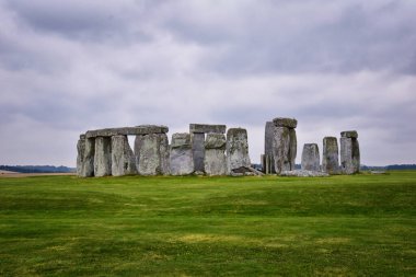 İngiltere, Wiltshire 'daki Salisbury Ovası' ndaki Stonehenge tarih öncesi anıtı, 13 Eylül 2021. Henge megalitik taşlarından bir halka çember, topuk taşı, mavi taş üçgen, İngiltere.