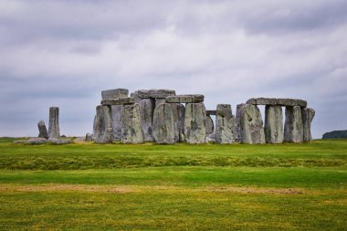 İngiltere, Wiltshire 'daki Salisbury Ovası' ndaki Stonehenge tarih öncesi anıtı, 13 Eylül 2021. Henge megalitik taşlarından bir halka çember, topuk taşı, mavi taş üçgen, İngiltere.