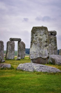 İngiltere, Wiltshire 'daki Salisbury Ovası' ndaki Stonehenge tarih öncesi anıtı, 13 Eylül 2021. Henge megalitik taşlarından bir halka çember, topuk taşı, mavi taş üçgen, İngiltere.