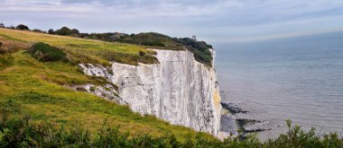 Dover 'ın Beyaz Kayalıkları. Deniz kenarındaki yürüyüş yolundan uçurumların detaylı manzara görüntüsünü kapat. 14 Eylül 2021 İngiltere, Birleşik Krallık, İngiltere.