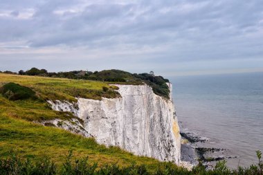 Dover 'ın Beyaz Kayalıkları. Deniz kenarındaki yürüyüş yolundan uçurumların detaylı manzara görüntüsünü kapat. 14 Eylül 2021 İngiltere, Birleşik Krallık, İngiltere.