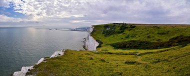 Dover 'ın Beyaz Kayalıkları. Deniz kenarındaki yürüyüş yolundan uçurumların detaylı manzara görüntüsünü kapat. 14 Eylül 2021 İngiltere, Birleşik Krallık, İngiltere.