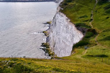 Dover 'ın Beyaz Kayalıkları. Deniz kenarındaki yürüyüş yolundan uçurumların detaylı manzara görüntüsünü kapat. 14 Eylül 2021 İngiltere, Birleşik Krallık, İngiltere.