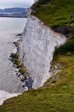 Dover 'ın Beyaz Kayalıkları. Deniz kenarındaki yürüyüş yolundan uçurumların detaylı manzara görüntüsünü kapat. 14 Eylül 2021 İngiltere, Birleşik Krallık, İngiltere.